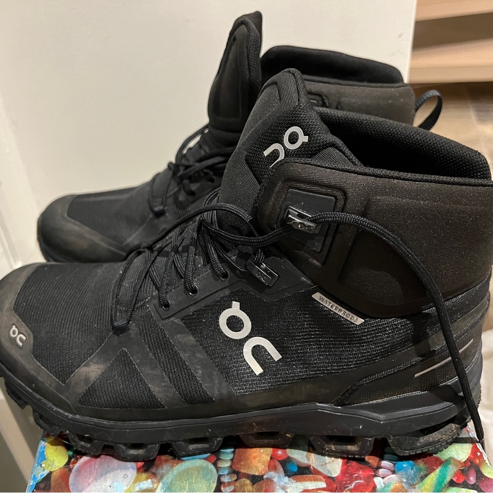 On Running Black High-Performance Boots